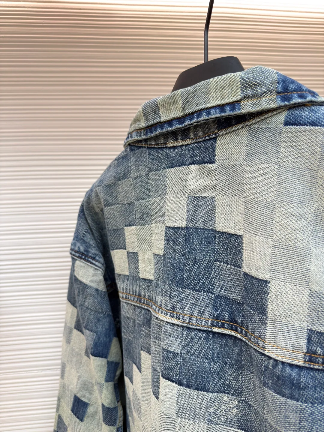 LOUIS VUITTON mosaic denim jacket ●Authentic product: purchased and developed by 13939 ●Item number: 1680240-C05 ●Fabric: denim fabric ●Technology: embossed embossing ●Version: fitted version ●Weight: about 1060 grams ●Size: 30-32-34-36 ●Description: Integrating Monogram embossed pockets into a casual workwear silhouette, it can create a trendy look with the same style of overalls, or it can be mixed and matched with separate items to explore more fashion possibilities. Positioned panel splicing design, slightly distressed, washed blue, square nails with lettering under the left sleeve, decorative zipper, snap buttons at the front, standard cut version, casual style, suitable for both men and women. Original goods, washed casual jeans, imported original washed stretch fabric, comfortable and elastic, original hardware accessories decorated with logo, super correct fit, extremely high grade, high quality, fashionable and stylish upper body. The overall wiring is straight and delicate, the fabric is comfortable and soft, and the color is consistent without color difference. It can be matched with the same style to create a fashionable look and control various occasions. Customized accessories, complete with three standards, same style for men and women!